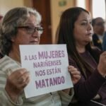 Mujeres con carteles en la Asamblea Departamental en rechazo a los feminicidios en Nariño.