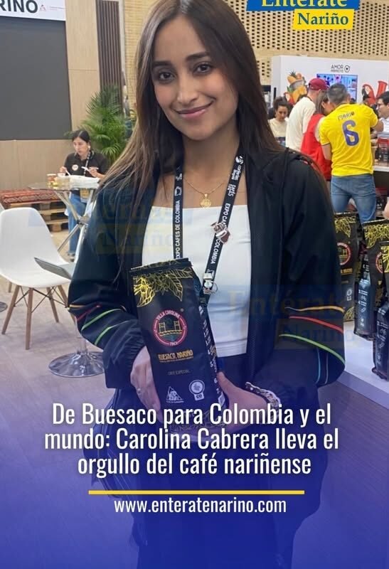 Carolina Cabrera presenta una bolsa de café de Villa Carolina durante Cafés de Colombia Expo 2026