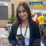 Carolina Cabrera presenta una bolsa de café de Villa Carolina durante Cafés de Colombia Expo 2026