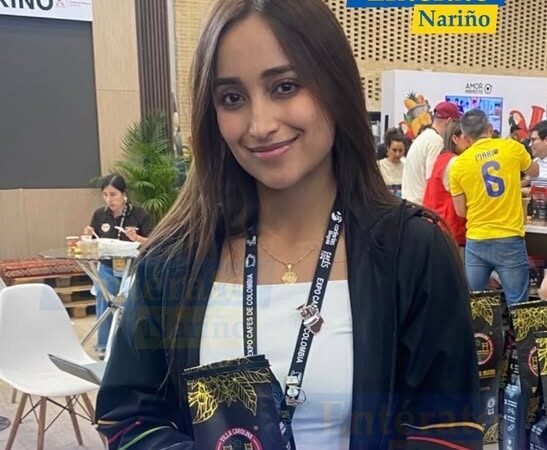 Carolina Cabrera presenta una bolsa de café de Villa Carolina durante Cafés de Colombia Expo 2026