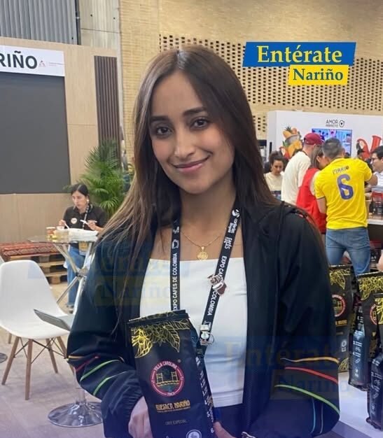 Carolina Cabrera presenta una bolsa de café de Villa Carolina durante Cafés de Colombia Expo 2026